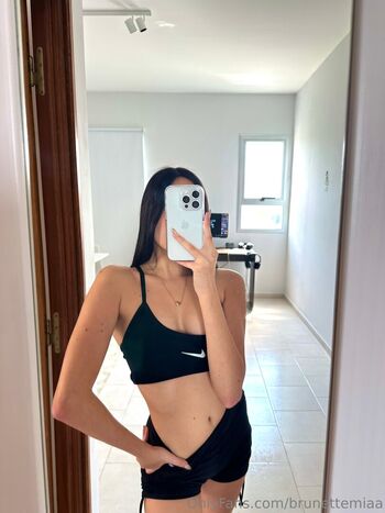 brunettemiaa