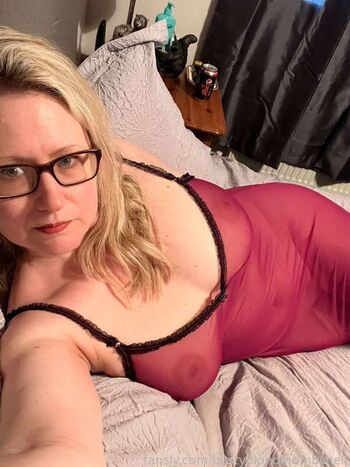 Bustyblondmombshell