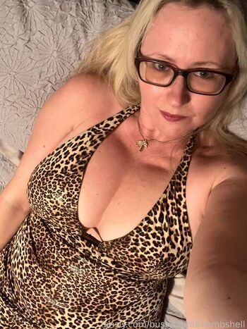 Bustyblondmombshell