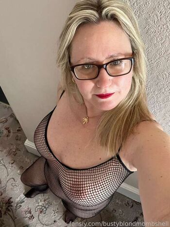 Bustyblondmombshell