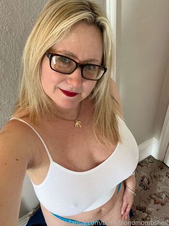 Bustyblondmombshell