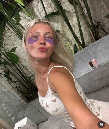 Elena Zoe