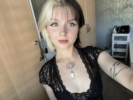 Full leaked Emzeeni private onlyfans photo