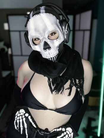 Ezy Summers Cosplay