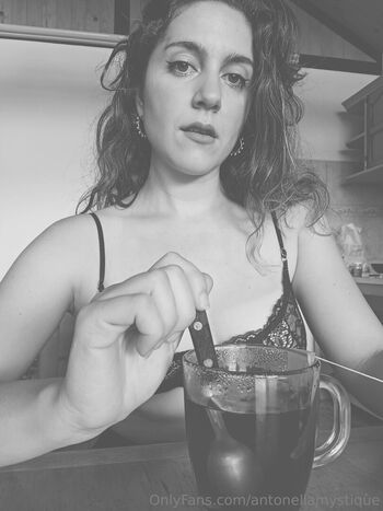 ladyaria_hot