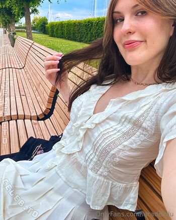 Full leaked Laradelulu page private onlyfans photo
