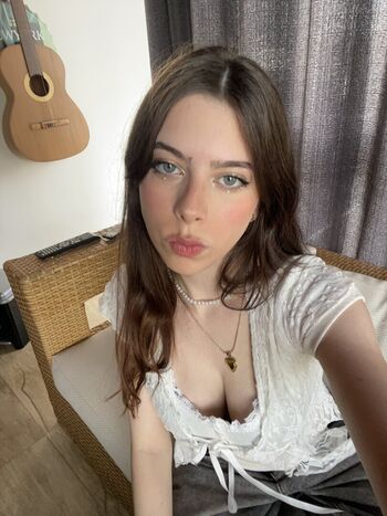 Full leaked Laurakatsz private onlyfans photo