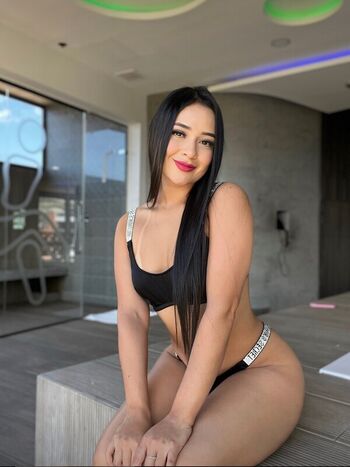 Full leaked Lauranatali private onlyfans photo