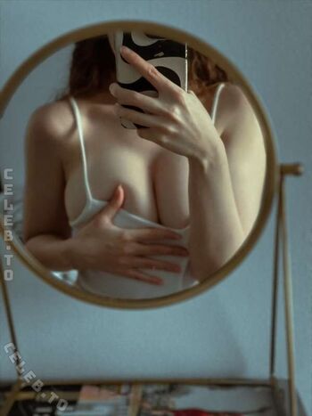 Full leaked Leratlerat page private onlyfans photo