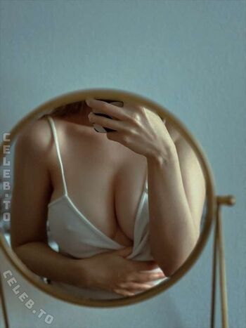 Full leaked Leratlerat private onlyfans photo