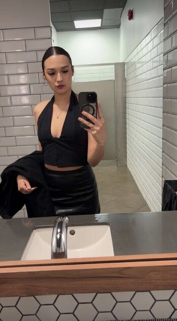 Full leaked Lilygrov private onlyfans photo