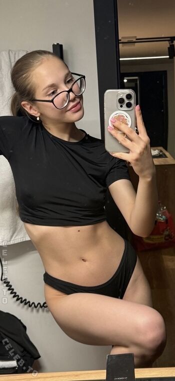 Full leaked Minikrisss private onlyfans photo