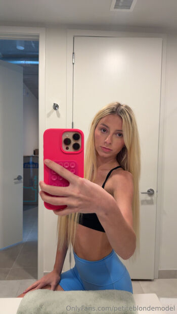 Petiteblondemodel