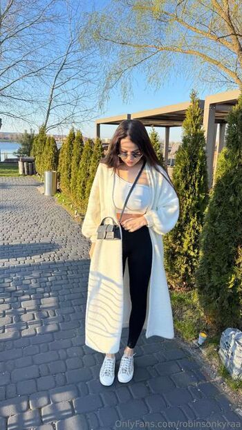 Full leaked Robinsonkyraa private onlyfans photo