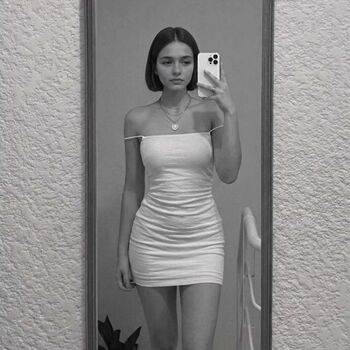 Valeria Flores