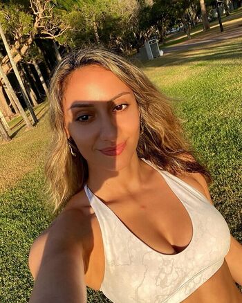 Violeta Dee